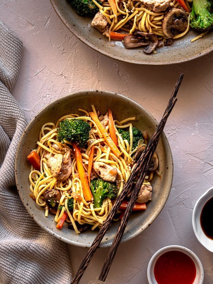 Nouilles sautées au poulet et légumes